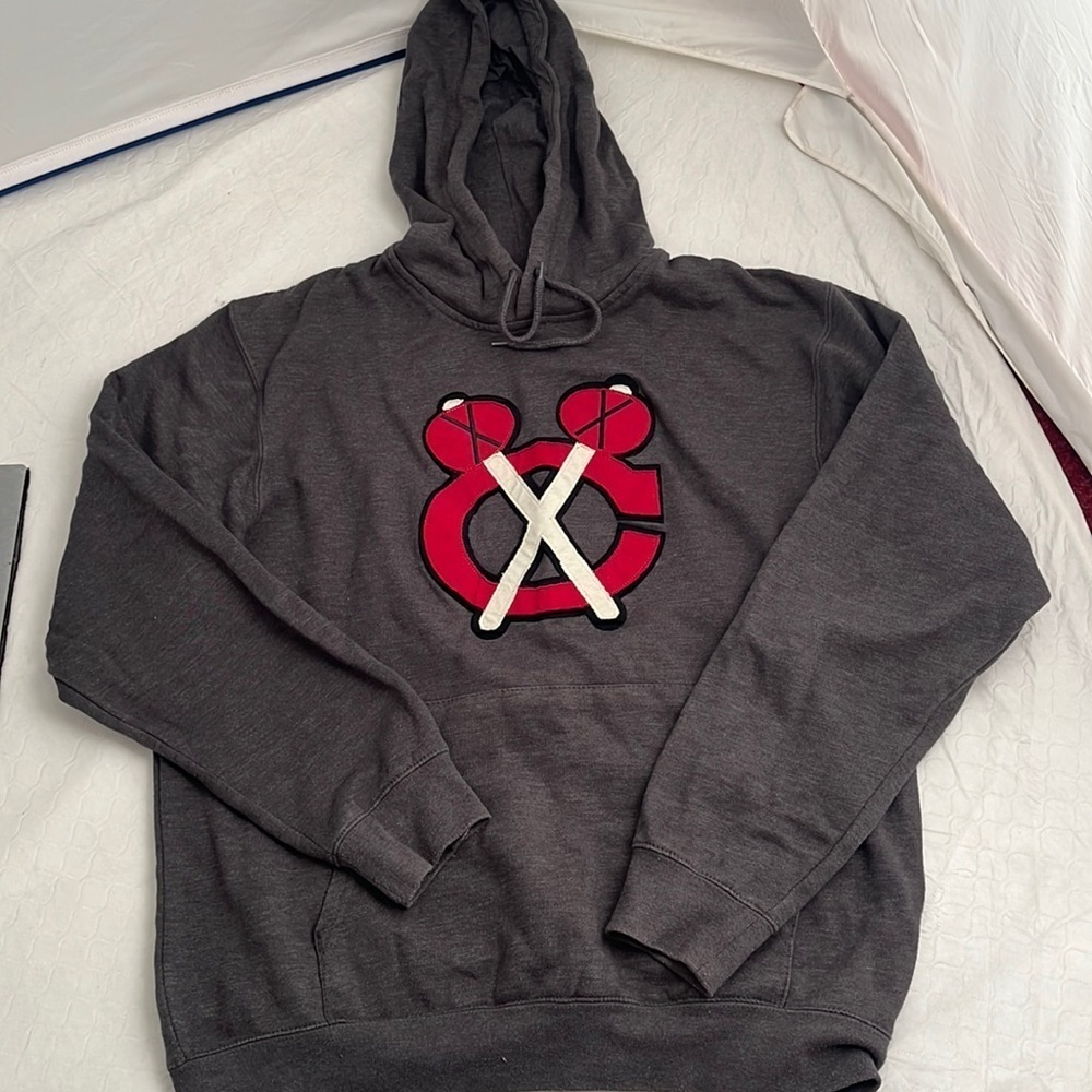 Majestic dark gray Chicago Blackhawks NHL hockey sewn on logo pocket hoodie